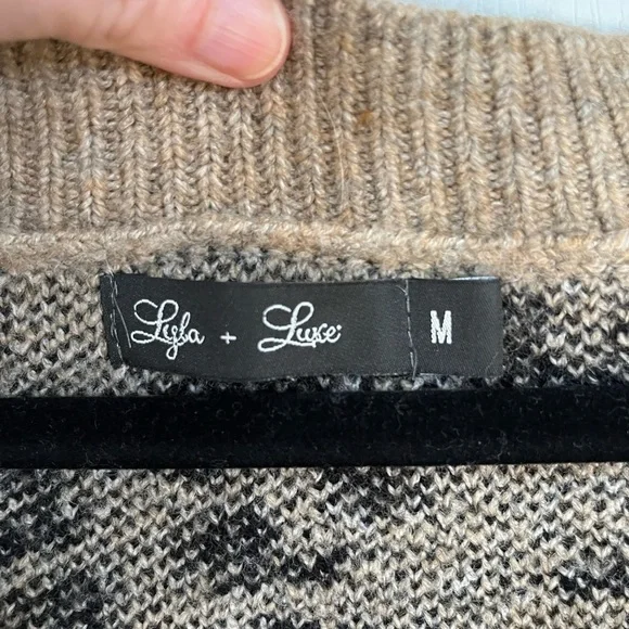 Lyla & Luke leopard print oversize v neck long sleeve sweater size medium - Picture 5 of 11